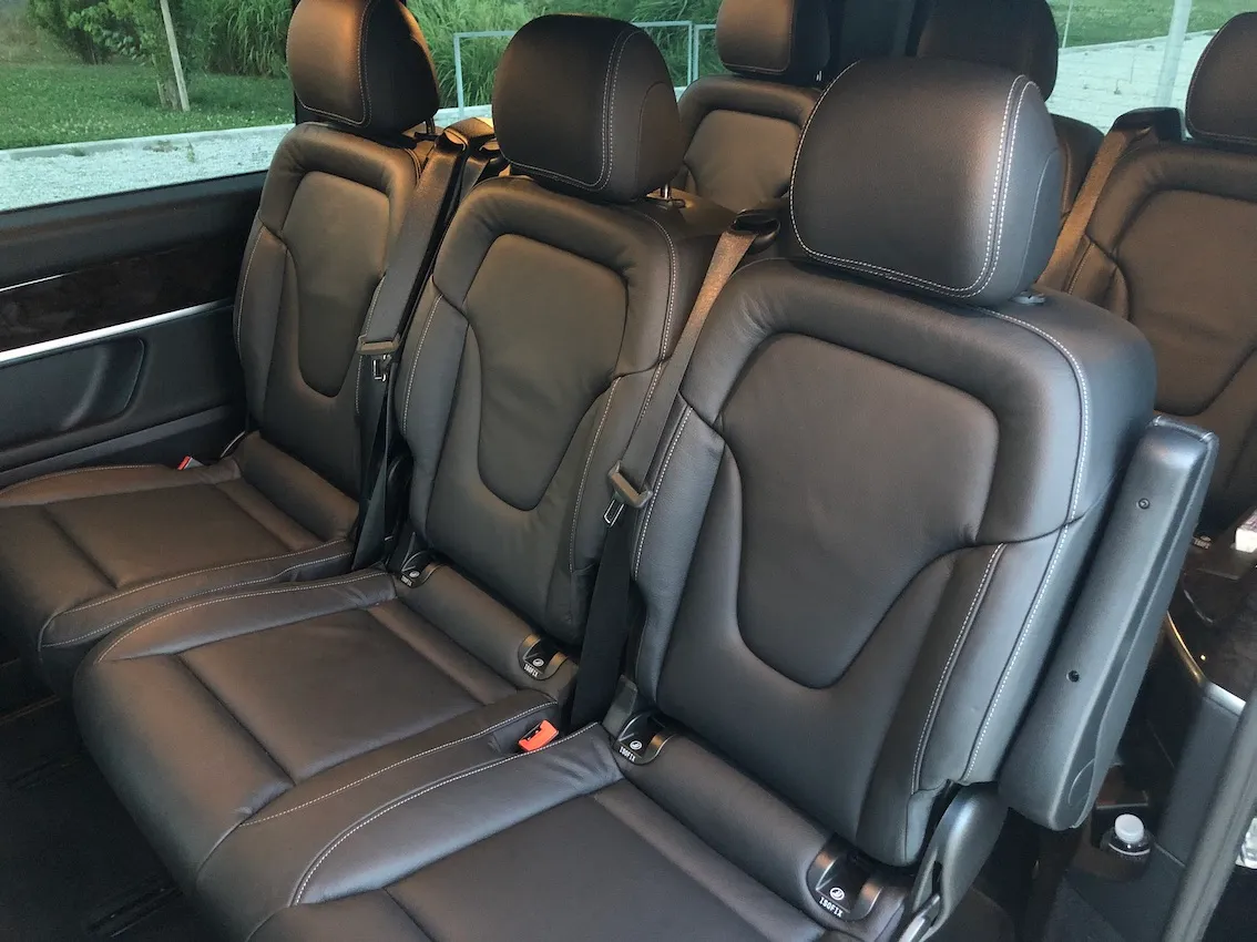 Interior de vehículo Mercedes para transporte de grupos
