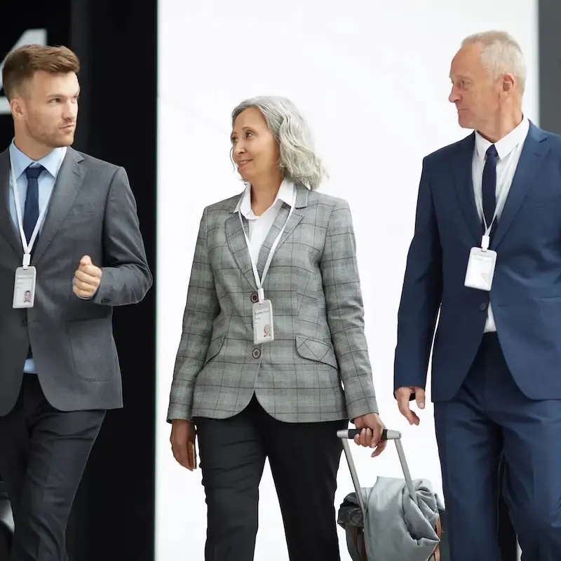 Profesionales desplazándose con equipaje durante un evento empresarial